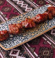 turco carne de vaca brocheta en decorativo plato foto