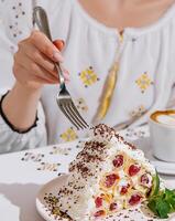 mujer disfrutando un delicioso Fruta crema pastel a al aire libre café foto