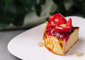 gastrónomo baya tarta de queso rebanada en elegante plato foto