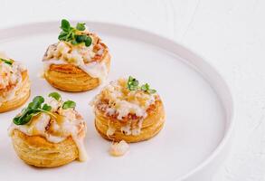 gastrónomo camarón vol-au-vent en elegante plato foto