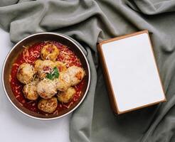 abundante albóndiga pasta plato con tomate salsa foto