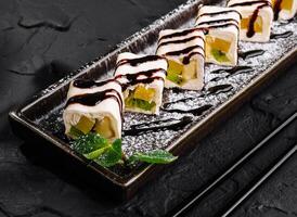 Exquisito Sushi postre plato con chocolate salsa foto
