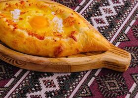 tradicional georgiano khachapuri en de madera tablero foto