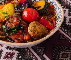 tradicional uzbeko estofado vegetales plato foto