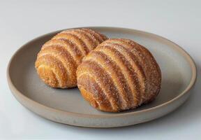 dos en polvo azúcar rosquillas en un plato foto