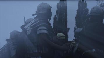 vieux rétro ancien armée soldats marcher ensemble sur guerre champ de bataille video