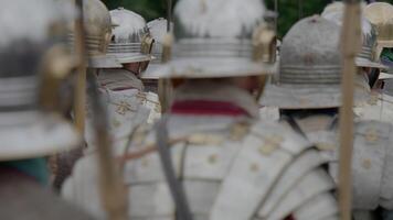 vieux rétro ancien armée soldats marcher ensemble sur guerre champ de bataille video