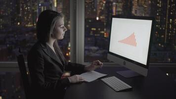 joven caucásico mujer de negocios trabajando en ciudad oficina computadora escritorio lugar de trabajo video