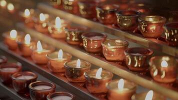 bougie lumières brûlant à l'intérieur religieux église video