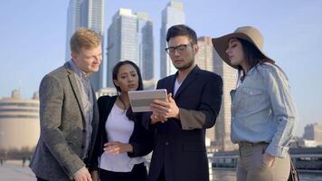 gruppo di diverso Multi etnico misto gara persone Guardando su tavoletta video