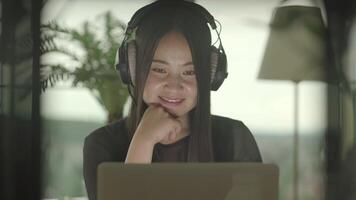 jung asiatisch Frau mit Laptop Computer Innerhalb Wohnung Zuhause video
