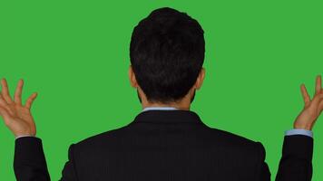 asiatisch Mann Stehen isoliert auf Grün Bildschirm Hintergrund video