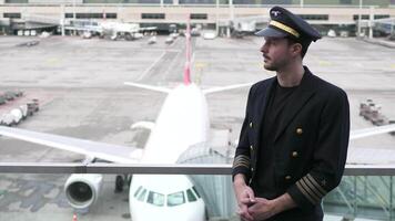aerolínea capitán piloto en uniforme preparando para vuelo a aeropuerto treminal portón video