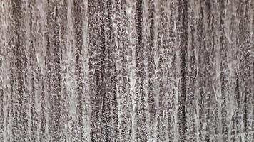 dettagliato struttura di un' cascata, macro tiro cattura il dinamico struttura e flusso di un' cascata, Perfetto per naturale e fluido sfondi. video