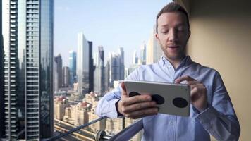 mannetje bedrijf persoon netwerken Aan mobiel scherm werken in financiën baan video
