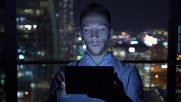 joven hermoso hombre utilizando tableta pantalla en negocio viaje video