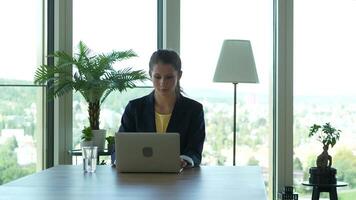femmina attività commerciale persona Lavorando su il computer portatile computer scrivania nel città ufficio video