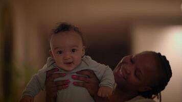 glücklich jung Mutter spielen mit Säugling Baby Kind Innerhalb beim Zuhause video