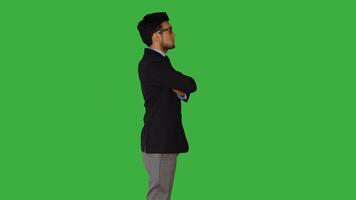 zakenman pratend geïsoleerd Aan groen scherm achtergrond video
