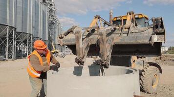 a construtor protege a concreto estrutura para transporte. construção trabalhar. video