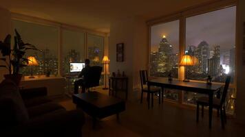 ung framgångsrik man levande i hög stiga stad lägenhet med horisont se video