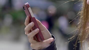 città stile di vita ritratto di attraente femmina persona chat su mobile Telefono video