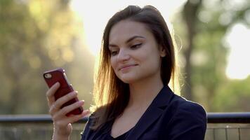 joven hermosa caucásico mujer utilizando inteligente teléfono en el ciudad video