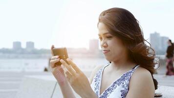 felicidad estilo de vida retrato de joven asiático mujer disfrutando vida video