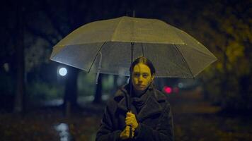 déçu femelle la personne dans misérable ambiance en portant parapluie video