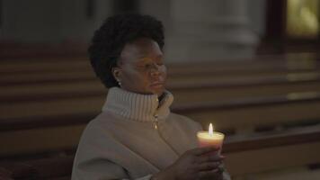 jung afrikanisch Frau mit lockig Haar beten Innerhalb Kirche video