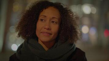 portrait de Jeune content femme avec frisé cheveux en pensant positif optimiste video