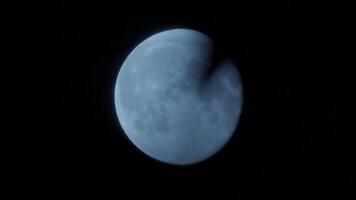 mystique lune nuit ciel paysage de illuminé cosmos et alcool de contrebande lumière video