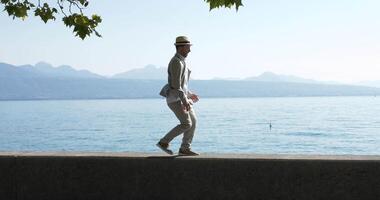 alegre emocionado hombre corriendo y saltando alegre al aire libre video