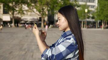 glücklich sorglos weiblich Person Surfen auf Handy, Mobiltelefon Clever Telefon Tablette Bildschirm video