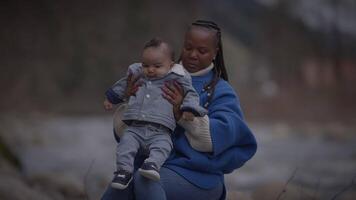 contento mujer tomando cuidado de recién nacido infantil durante maternidad video