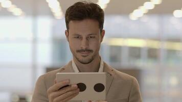 homme d'affaire la mise en réseau sur mobile tablette dispositif dans le ville video