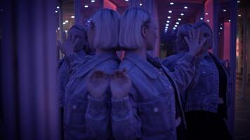 självsäker kvinna person rör på sig inuti hall av speglar seende själv reflexion video