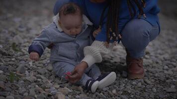 mère en portant Jeune bébé enfant garçon à l'extérieur profiter famille la vie video