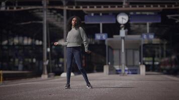 kvinna person som visar dramatisk emotionell freestyle dansa flytta video