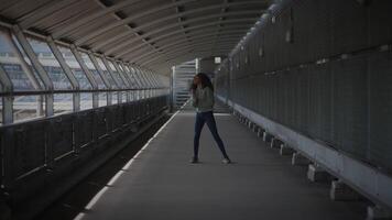 femelle la personne montrant spectaculaire émotif nage libre Danse bouge toi video