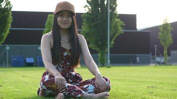 elegant Aziatisch vrouw persoon genieten van leven buiten in park video
