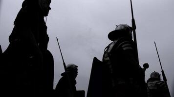 vieux rétro ancien armée soldats marcher ensemble sur guerre champ de bataille video