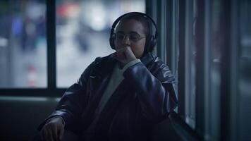 joven elegante mujer vistiendo auriculares escuchando música desplazamientos video