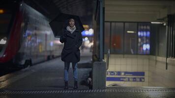 Paar streiten reden wütend beim Zug Bahnhof beim Nacht video