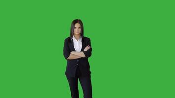 attraente giovane donna d'affari in piedi contro verde schermo sfondo video