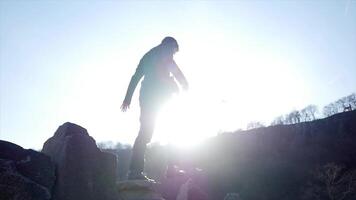 estilo de vida retrato de hombre en traje disfrutando río puente paisaje al aire libre video