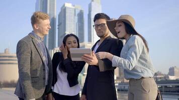 groep van verschillend multi etnisch gemengd ras mensen aan het kijken Aan tablet video