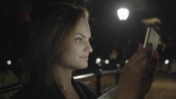 jung Frau mit Tablette Computer im das Park beim Nacht video