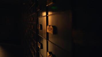 un fila de casilleros en un oscuro habitación iluminado por automotor Encendiendo video