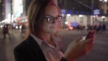 jung schön kaukasisch Frau mit Clever Telefon im das Stadt video